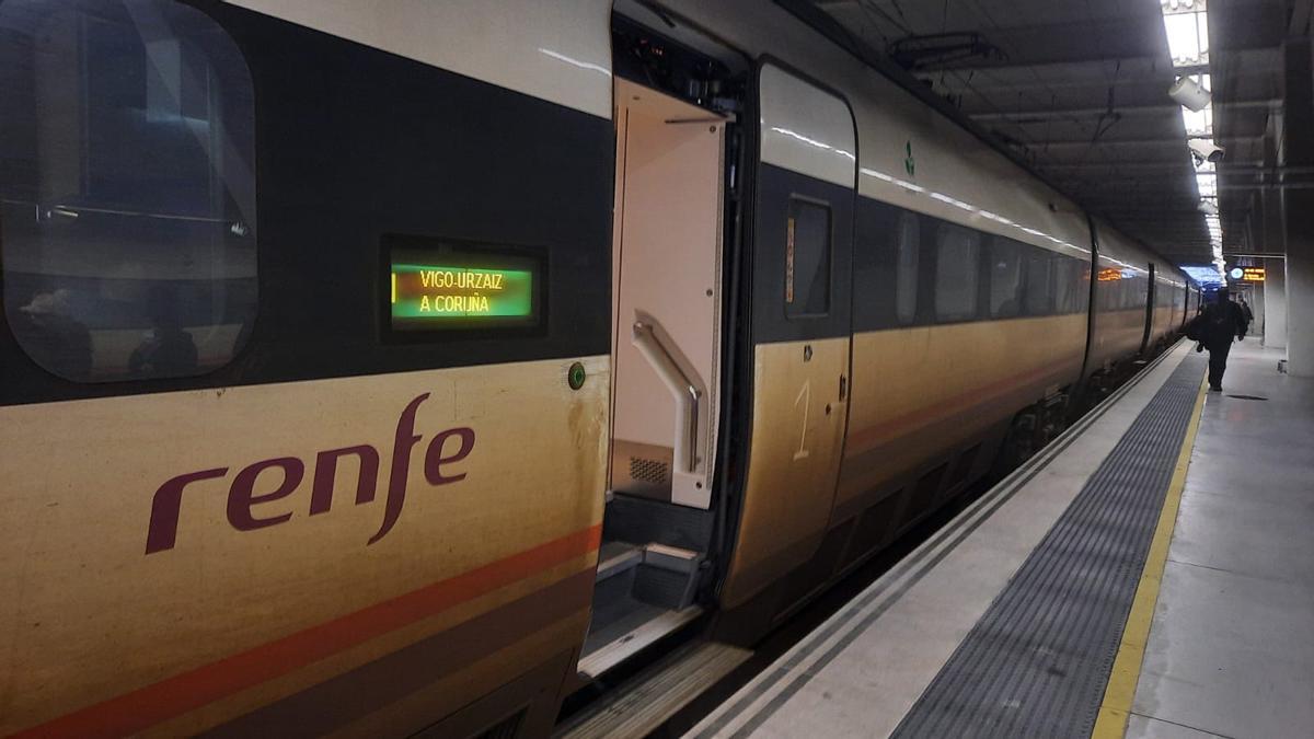 Un tren de Media Distancia que recorre el Eje Atlántico, en la estación de Vigo-Urzáiz.