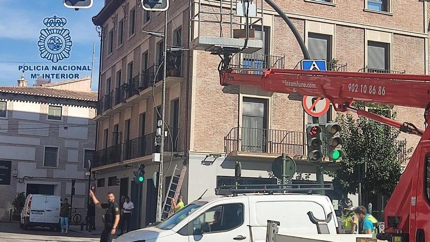 Rescatan a un trabajador atrapado entre la cesta de una grúa y un semáforo en Murcia