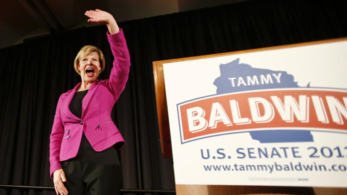 La senadora demócrata Tammy Baldwin saluda a sus seguidores, anoche en Madison (Wisconsin).