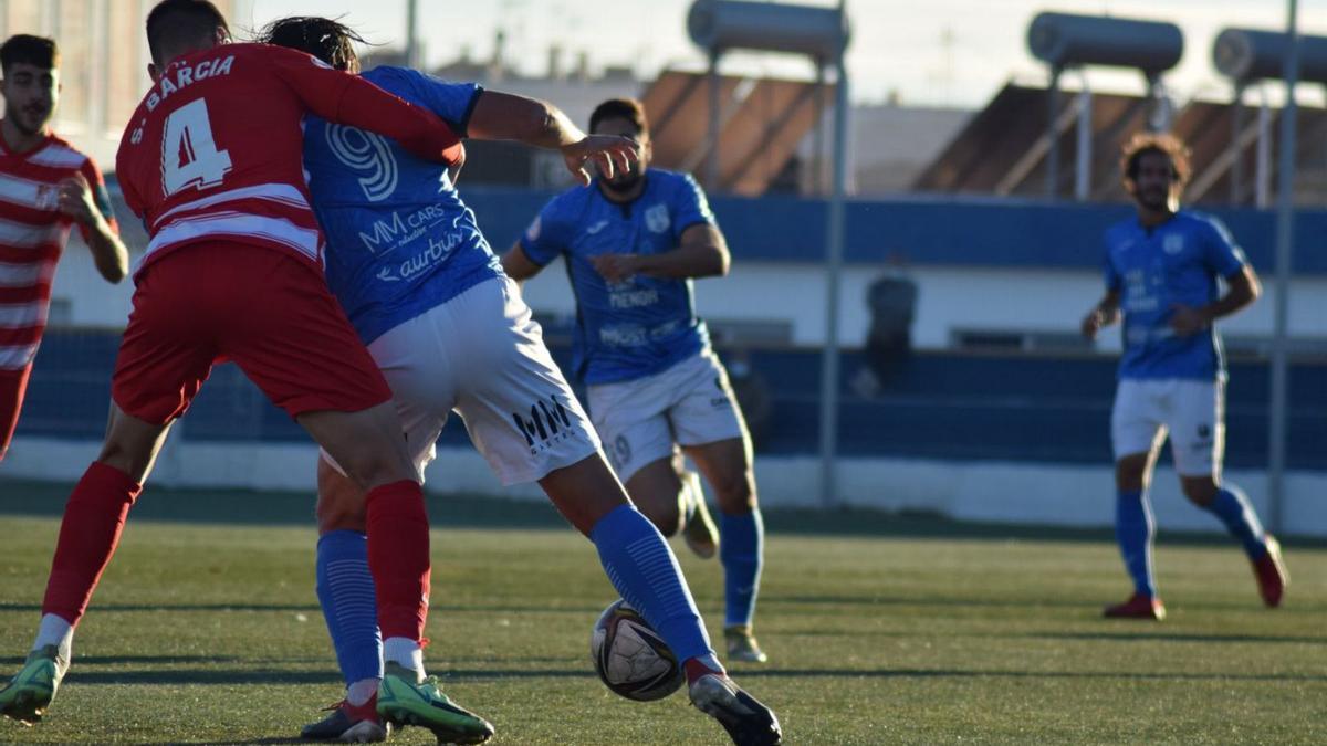 Edu Ubis es sujetado por un rival en el partido de ayer. | MAR MENOR