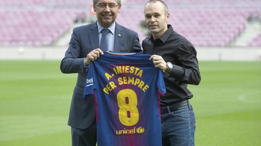 Iniesta firma en blanco para seguir en el Barça