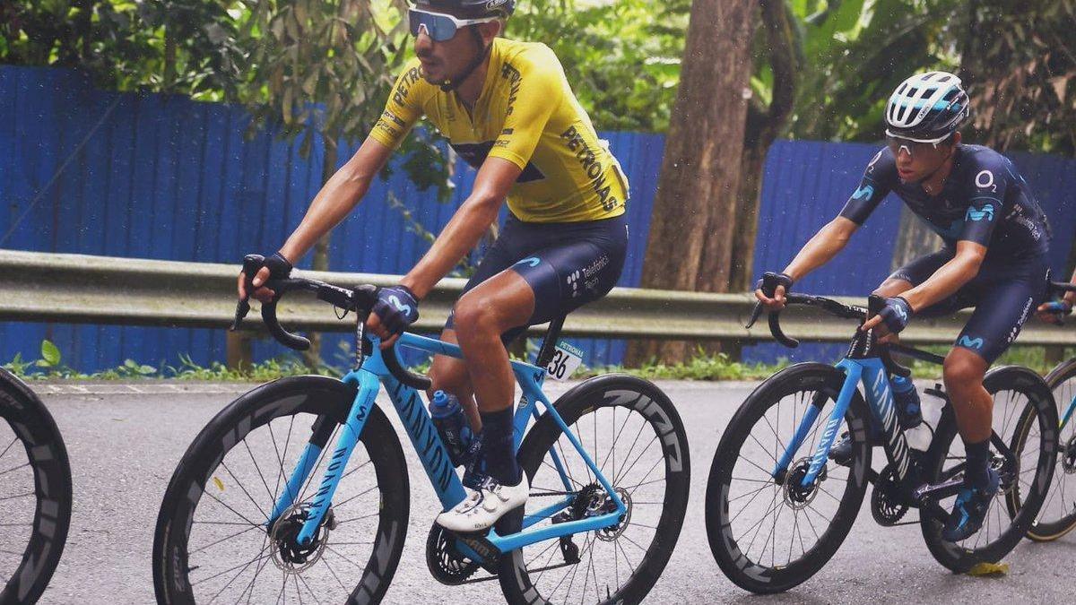 Iván Sosa, en otoño pasado, con el jersey de líder del Tour de Langkawi, que ganó.