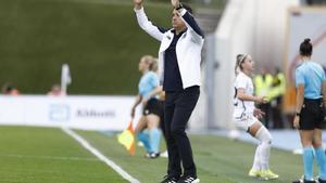 Alberto Toril, entrenador del Real Madrid, durante el último clásico disputado en Valdebebas.