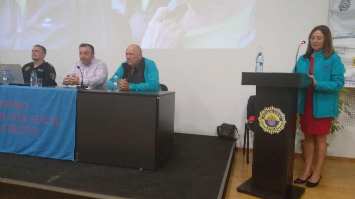 Intervención de integrantes del Ateneo junto al jefe de la Policía, César Zaragoza, y el edil de Seguridad, Ramón Abad