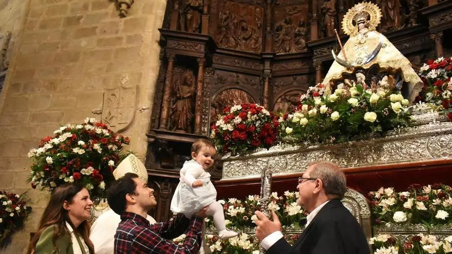Vídeo | La Virgen de la Montaña recibe a los recién nacidos de Cáceres en un emotivo acto en Santa María
