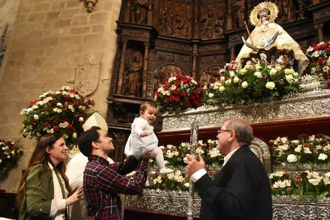 Galería | Decenas de familias cacereñas presentan a sus bebés ante la Virgen de la Montaña