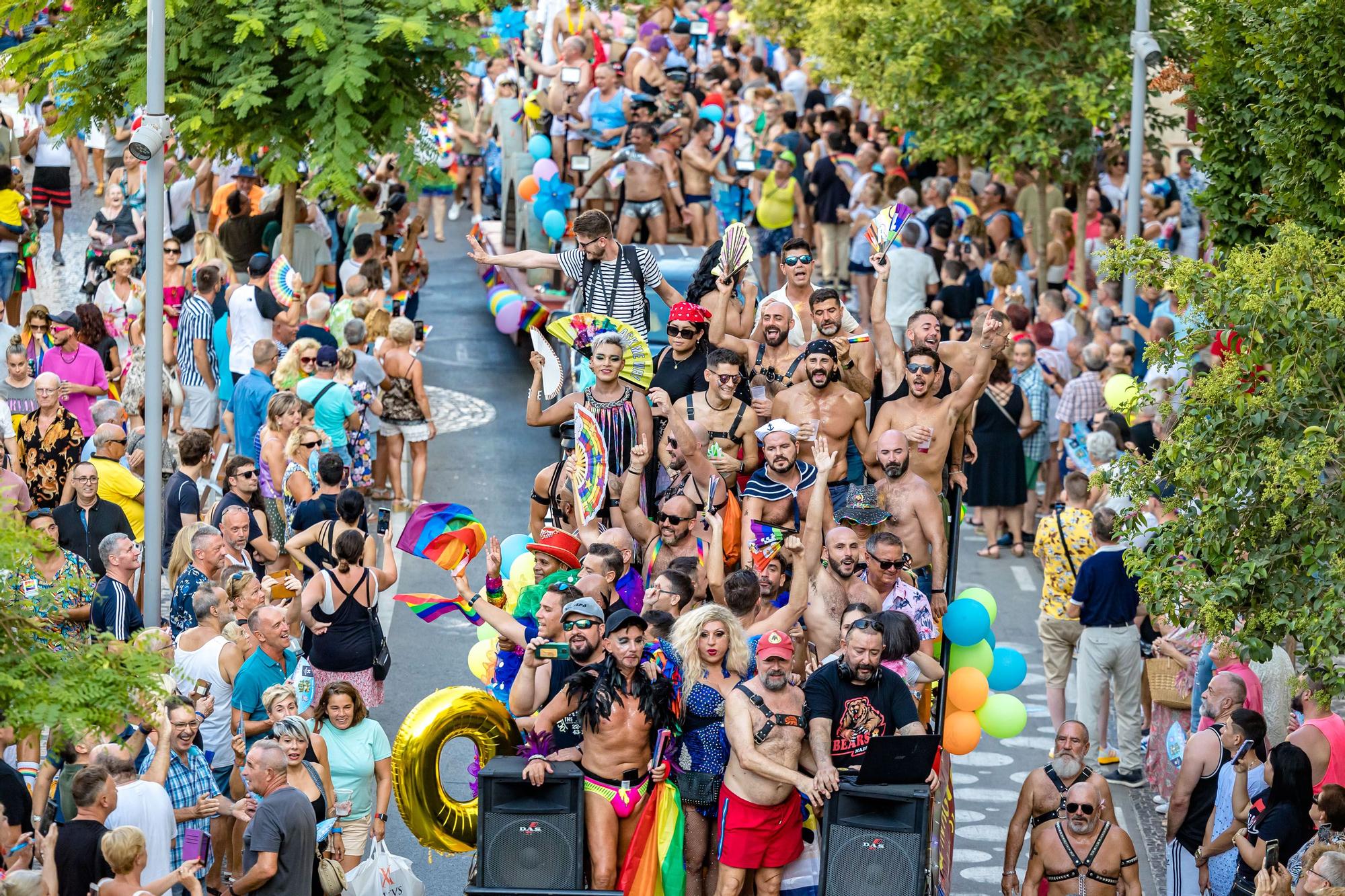 Como en ediciones anteriores, The Parade ha comenzado esta tarde desde el Rincón de Loix, recorriendo el Paseo de la Playa de Levante Levante y un tramo de la avenida Mediterráneo hasta alcanzar el auditorio Julio Iglesias del Parque de l’Aigüera donde se ha continuado la fiesta.