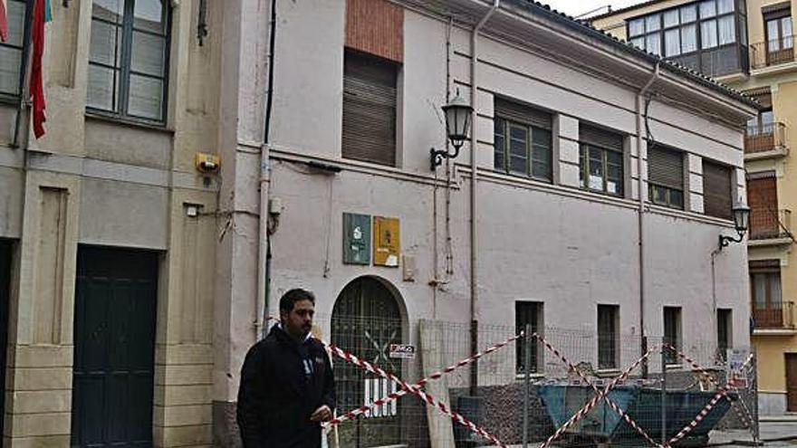 Un joven pasa por delante de la fachada del Teatro Principal.