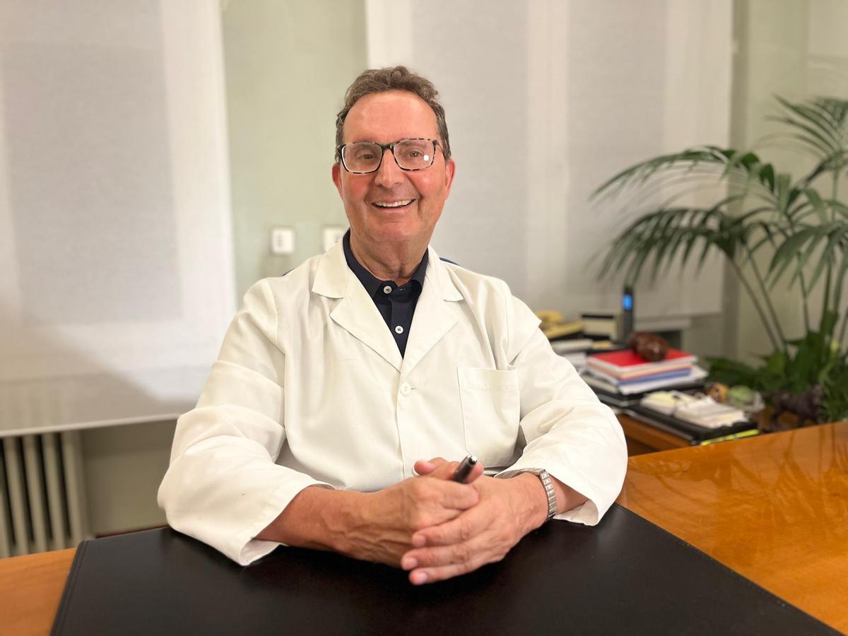 El doctor Víctor Méndez Cenizo en su despacho de Madrid.