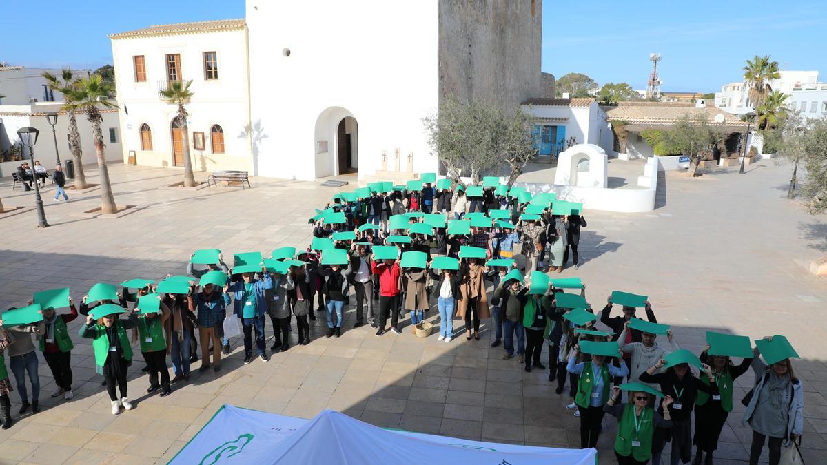 Un momento del montaje del lazo verde por el Día Mundial contra el cáncer.