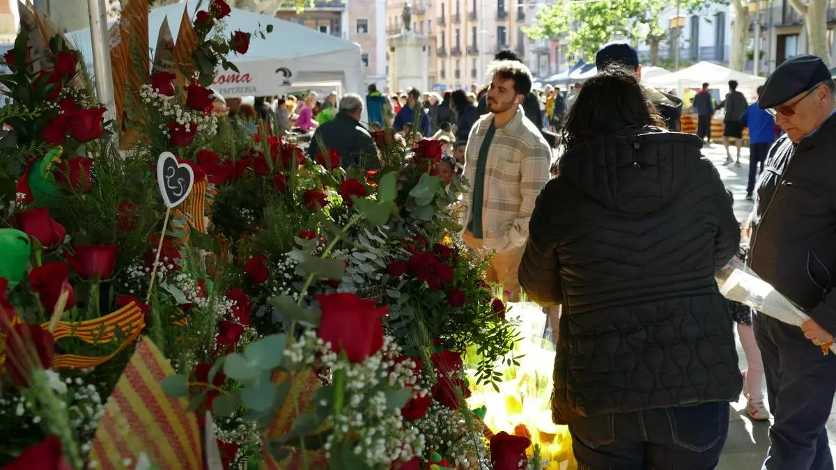 Un centenar de parades omplen Figueres de llibres i roses en un Sant Jordi marcat per la tramuntana