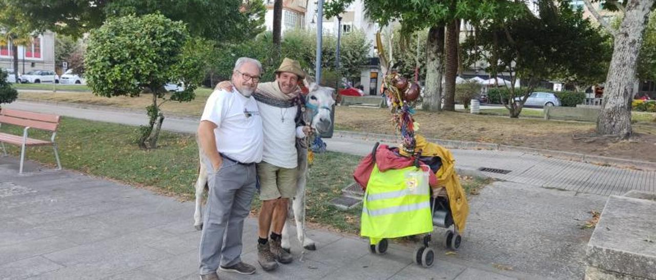 El artista Henrique Prado con el peregrino Enrique Balsera y el burro, en Cangas.   | FDV