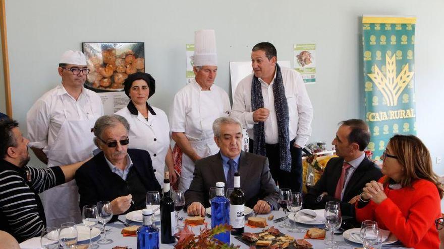 Los cocineros que prepararon la degustación, junto a Miguel Ángel González, Manuel Conde, José Luis Prieto y Mayte Martín Pozo.