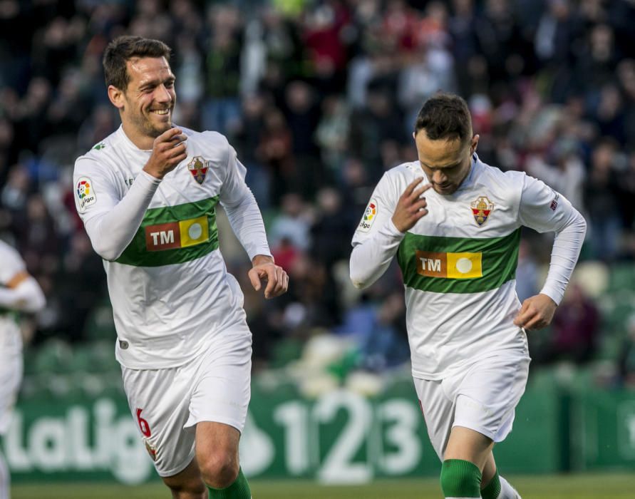 El Elche vence al Extremadura y se aleja de los puestos de descenso