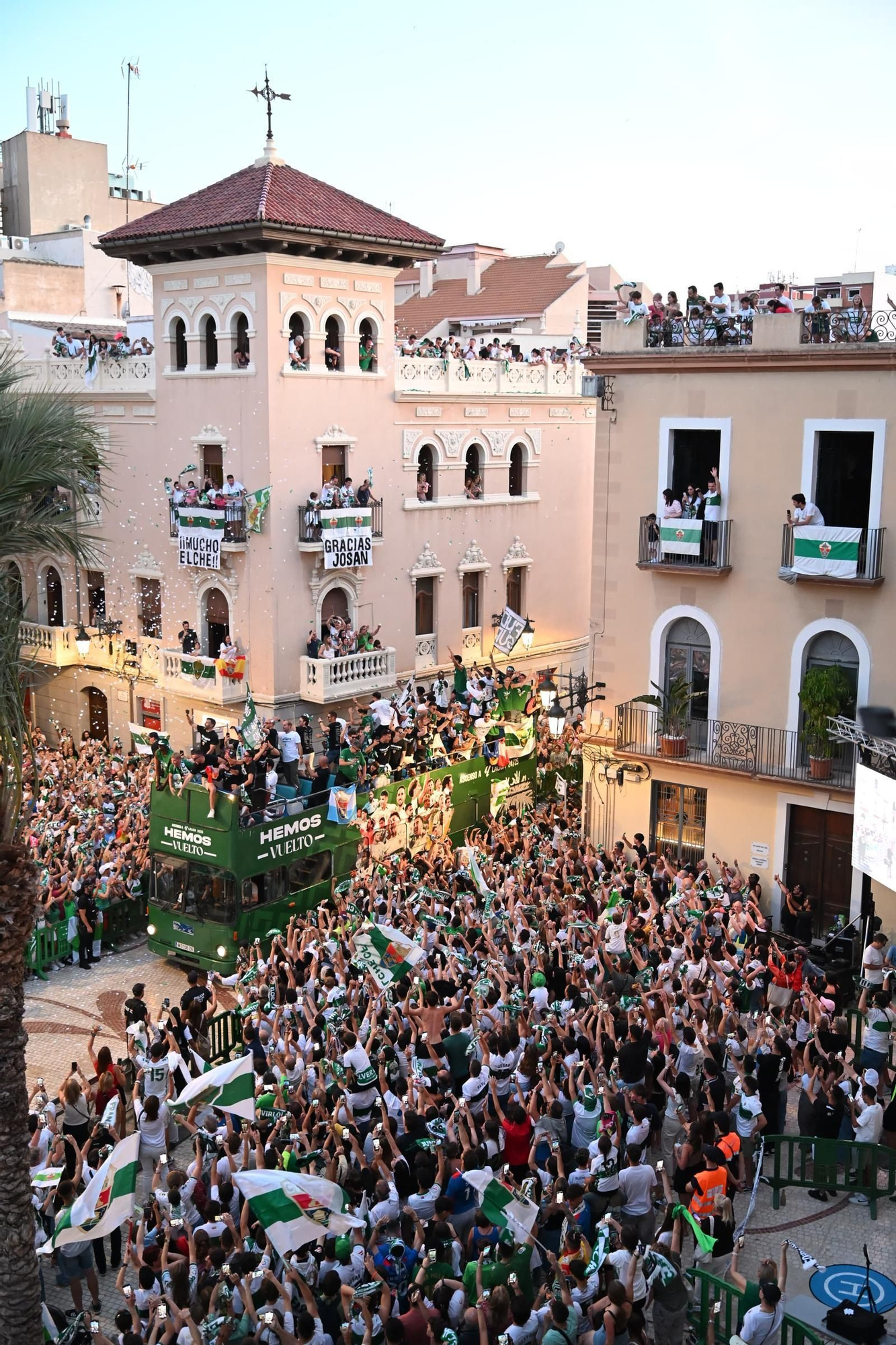 El Elche CF celebra el ascenso a Primera con una rúa en autobús hasta la Plaça de Baix