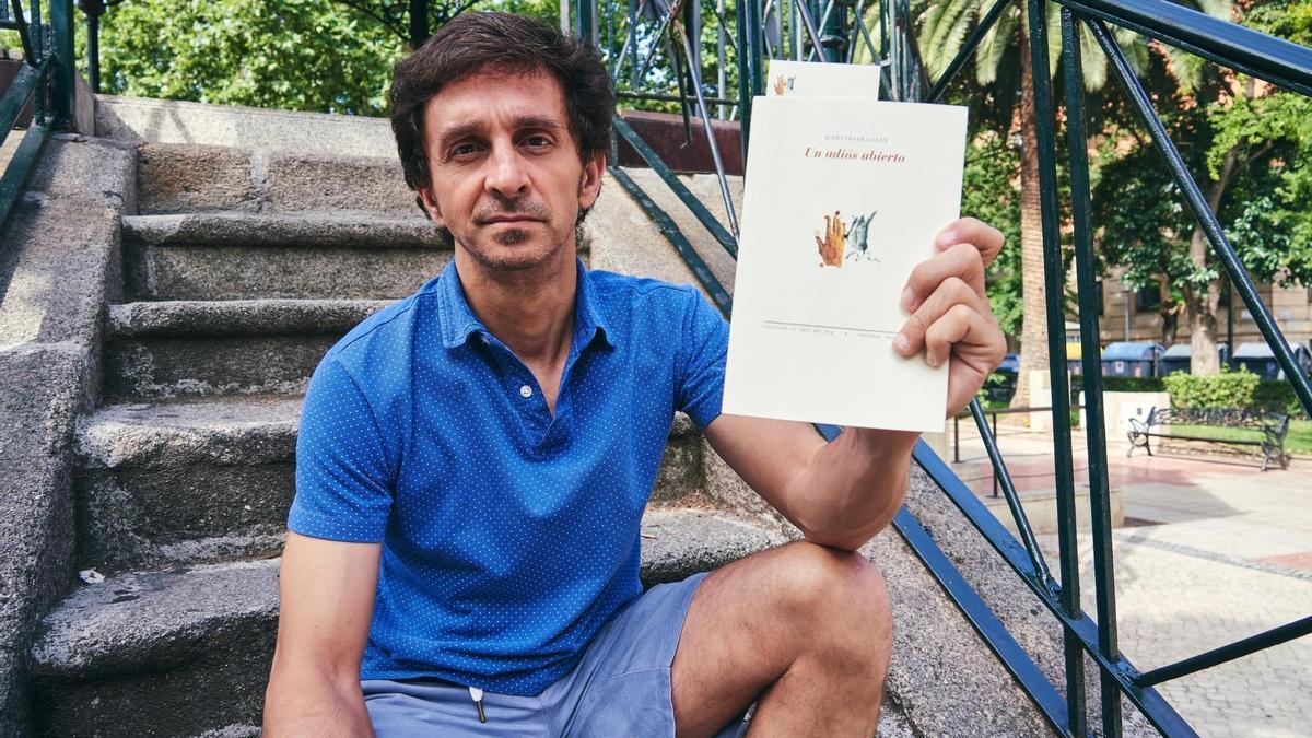 El cacereño Julio César Galán presenta libro en la librería El Tintero de Plasencia.