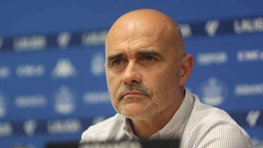 Óscar Gilsanz atiende a una pregunta en el día de su presentación como entrenador del primer equipo hasta final de temporada. | I. L.
