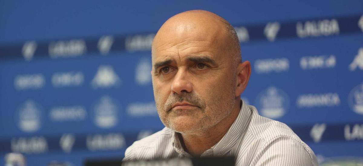 Óscar Gilsanz atiende a una pregunta en el día de su presentación como entrenador del primer equipo hasta final de temporada. | I. L.