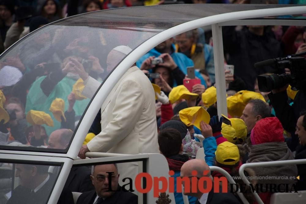 La cofradía de la Vera Cruz entrega el óbolo del J