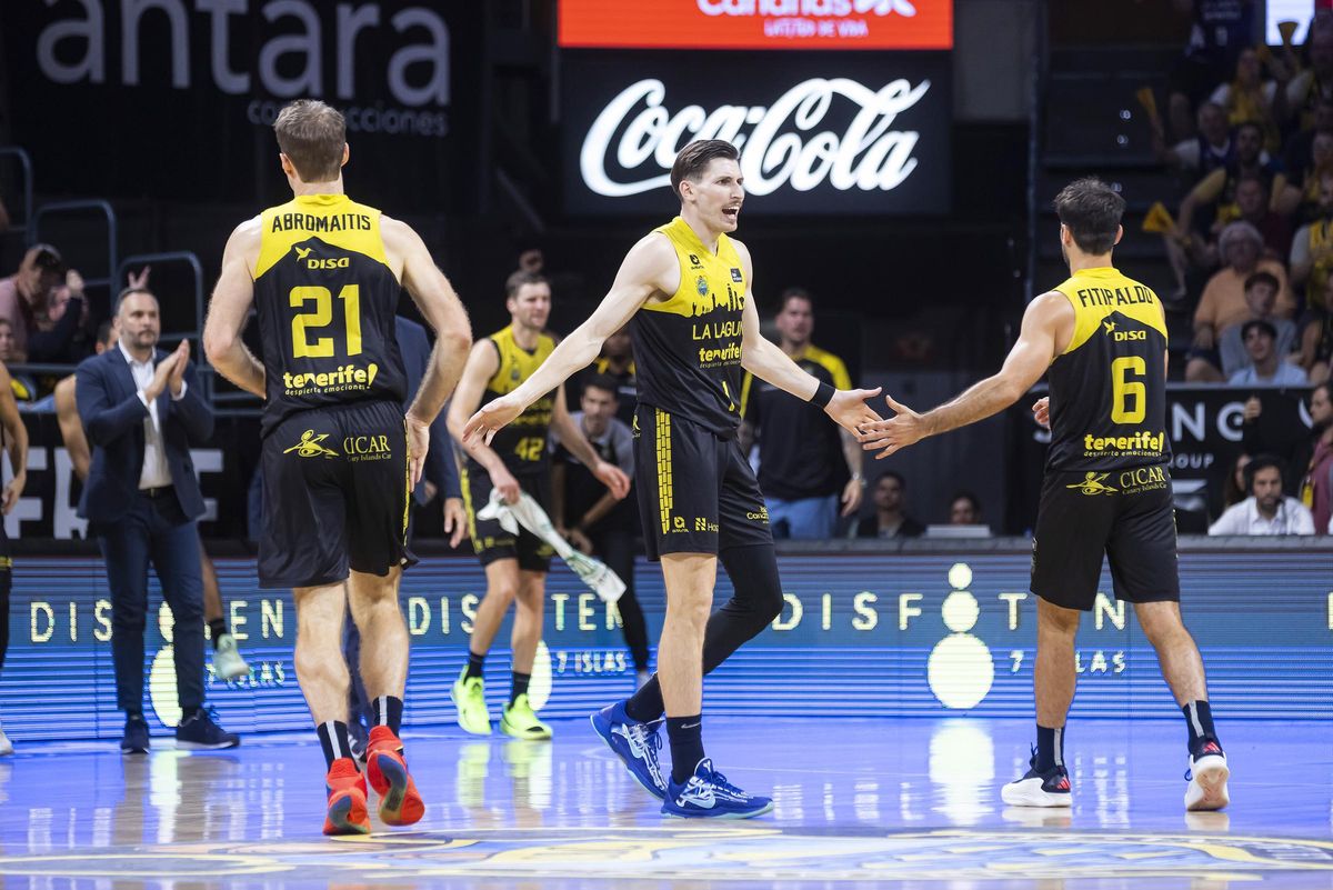Kramer se saluda con Abromaitis y Fitipaldo en un tiempo muerto.