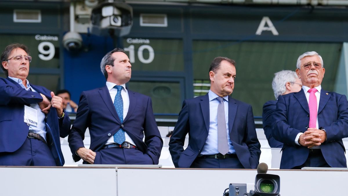 Los dirigentes blanquiazules, en el palco de La Rosaleda.