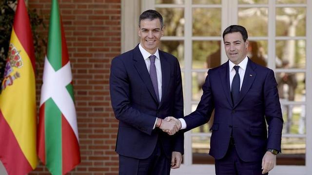 El president del Govern, Pedro Sánchez, i el ‘lehendakari’ Imanol Pradales, durant la trobada que han mantingut aquest divendres a la Moncloa.