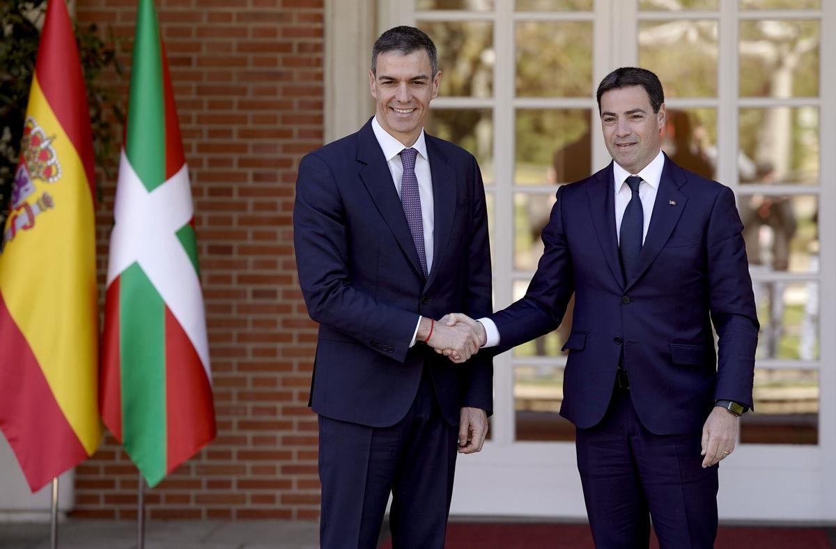 El presidente del Gobierno, Pedro Sánchez, y el Lehendakari Imanol Pradales, durante el encuentro que han mantenido este viernes en Moncloa.