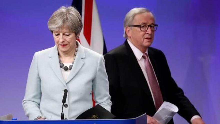 Theresa May i Jean-Claude Junker arriben a la roda de premsa que va anunciar el desbloqueig del procés