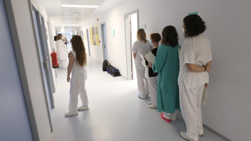 Casi 600 sanitarios están ahora de baja por covid en Aragón