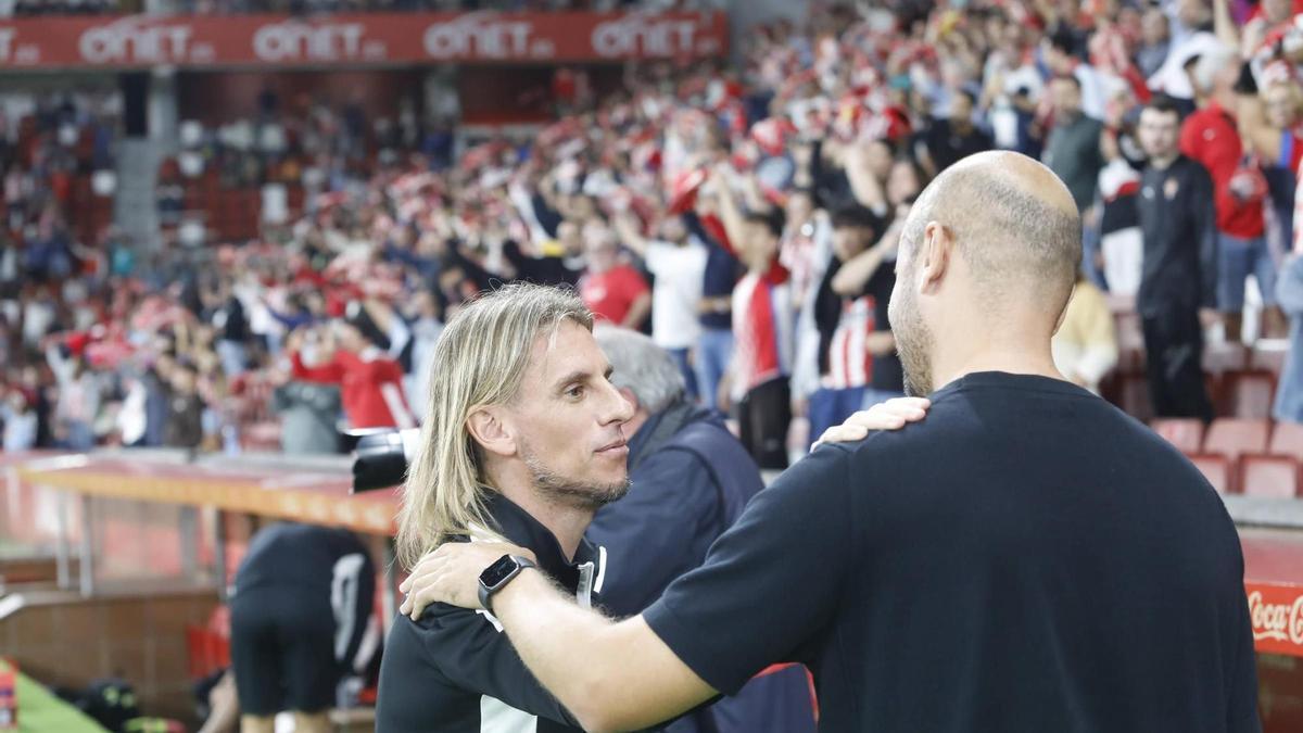 Beccacece saluda al entrenador del Sporting de Gijón, Miguel Ángel Ramírez, antes del partido