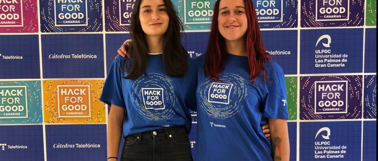 Laura Salas Collado (derecha) y Covadonga Trujillo Mateos en el HackForGood Canarias 2022.