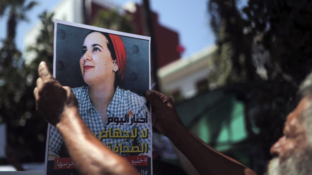 Un hombre sostiene un cartel pidiendo la liberación de Raissouni, en Marruecos.