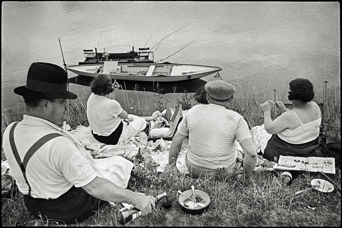 Domingo a orillas del Sena, en Juvisy-sur-Orge, Francia, 1938.