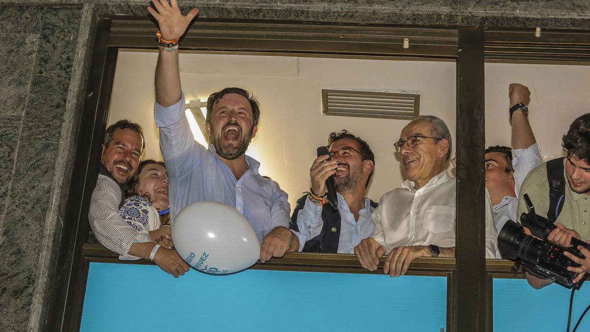 Pablo Ruz saluda desde el balcón de la sede del PP el pasado domingo en Elche tras los resultados electorales