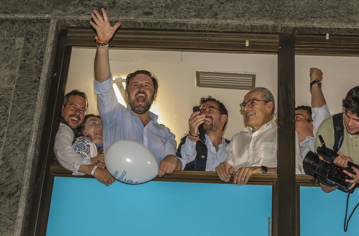 Pablo Ruz saluda desde el balcón de la sede del PP el pasado domingo en Elche tras los resultados electorales