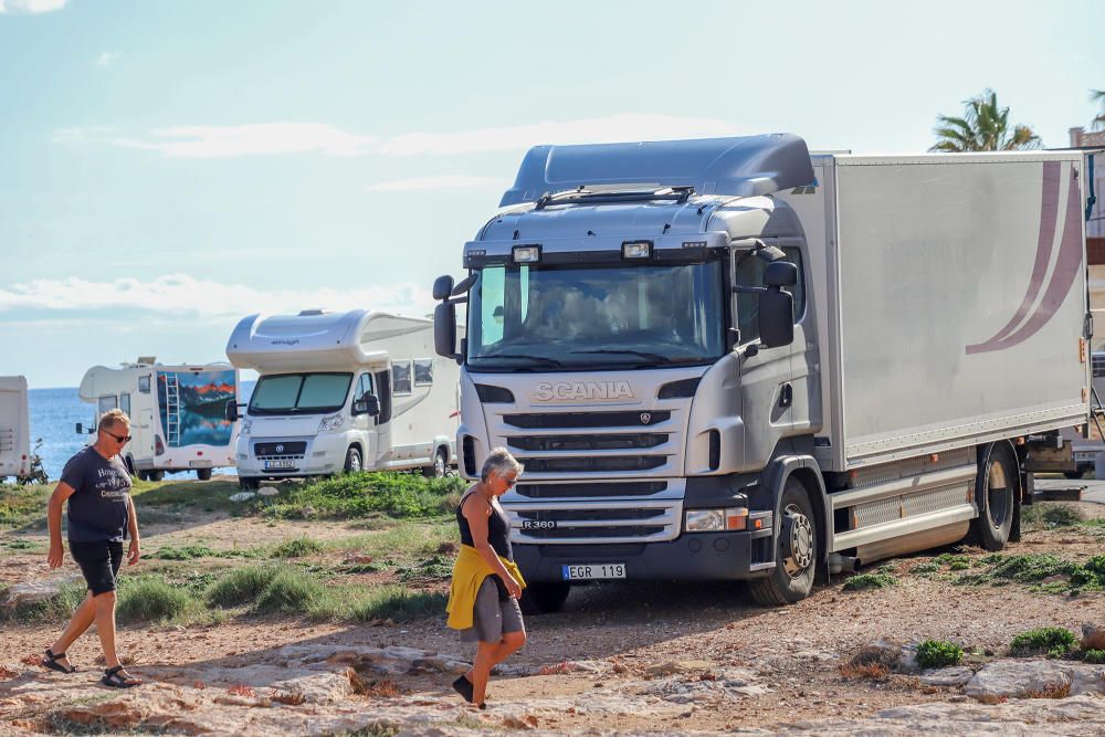 Las autocaravanas vuelven a invadir la primera línea de las calas de Torrevieja sin control