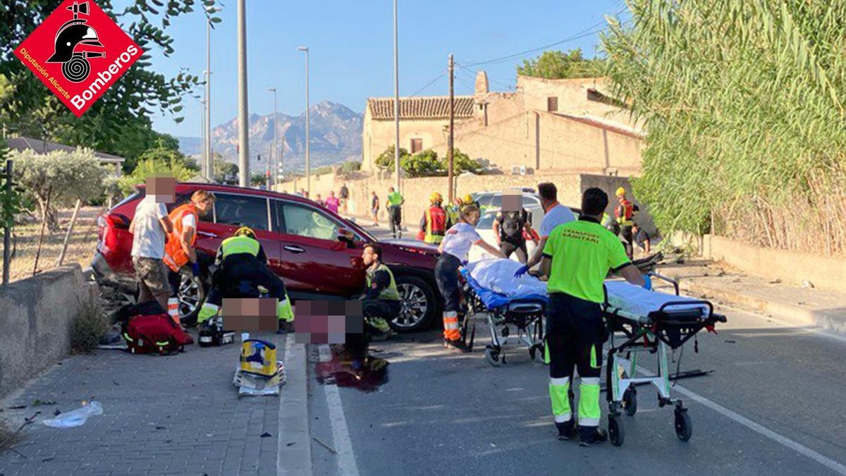 Servicios sanitarios en el lugar del accidente, ayer.