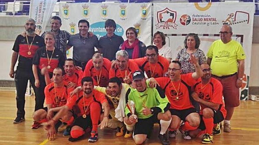 FEAFES Zamora, campeón de la Liga Mentegoles, posa para las cámaras en Zaratán.