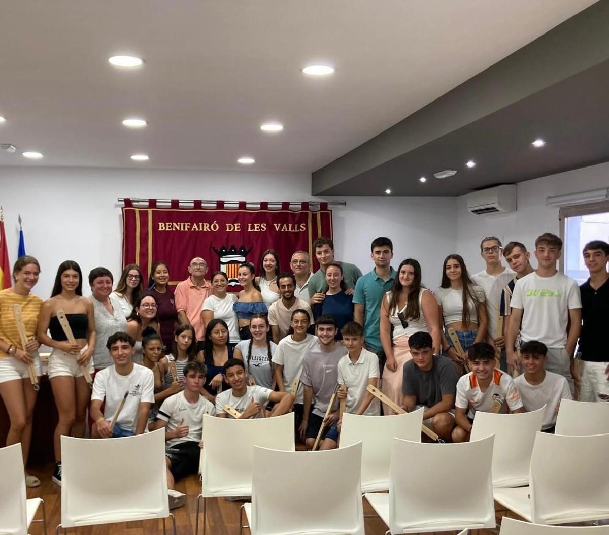 Reparto de "tenalles" a los jóvenes de Benifairó