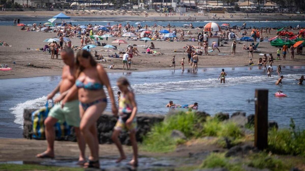 Turistas en una playa del sur de Tenerife