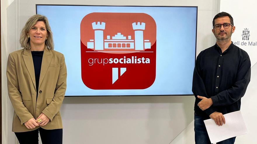 Sofia Alonso y Joan Ferrer, consellers del PSIB en el Consell de Mallorca, antes de exponer la moción.