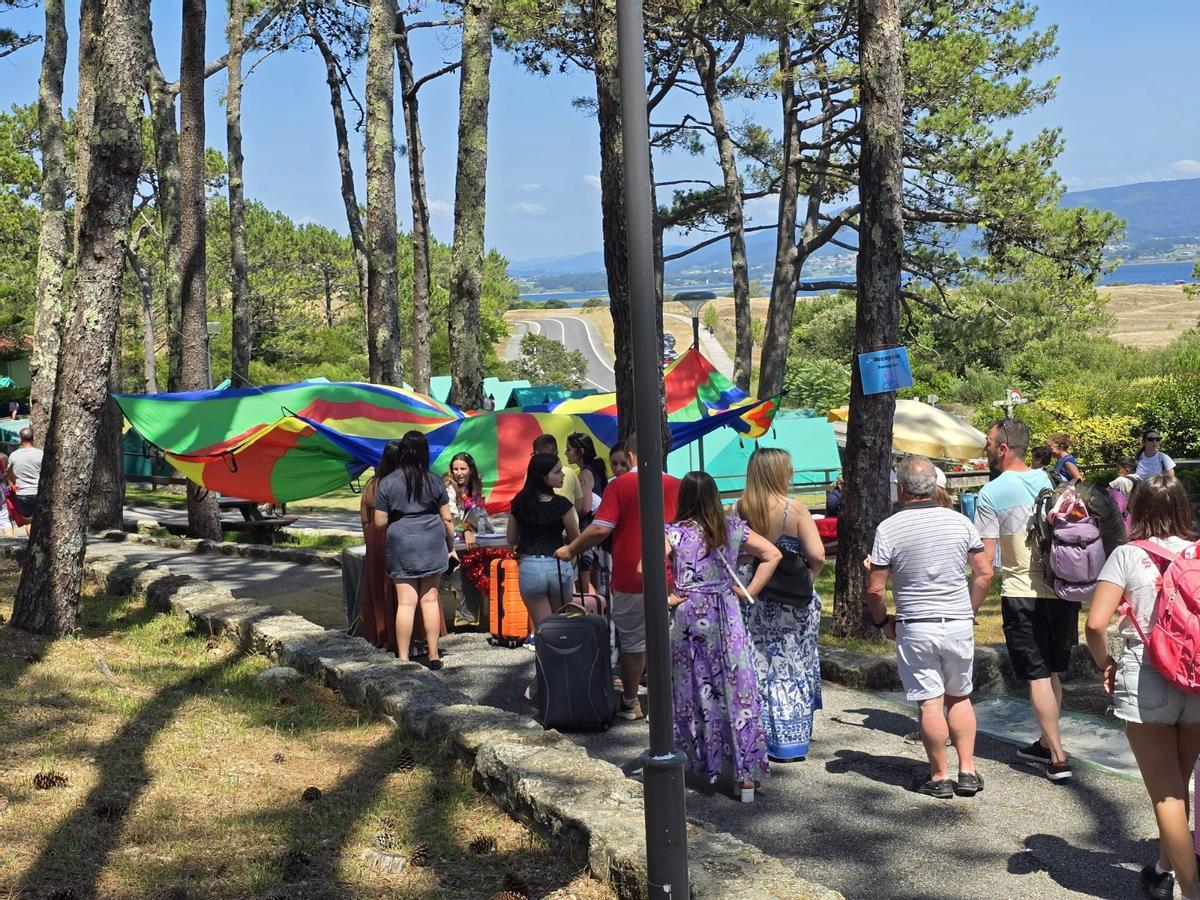 La llegada de niños y padres al centro vacacional de A Lanzada.