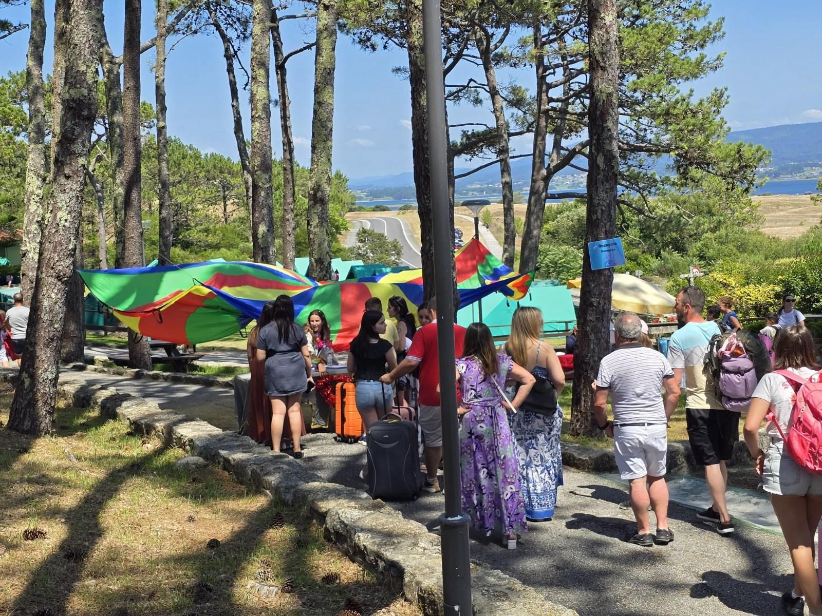El primero de los once turnos previstos, con 140 niños, ya está en el centro vacacional de A Lanzada.