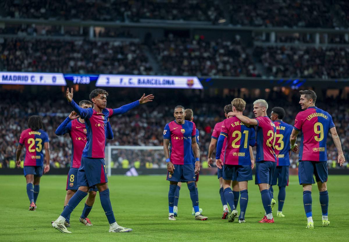 REAL MADRID - FC BARCELONA. EL CLASICO . FOTO: Valenti Enrich. lamine yamal . raphinha . frenkie de jong . dani olmo . robert lewandowski. barça. liga españa 2024/2025 real madrid . barça. 11. euforia conjunto. santiago bernabeu