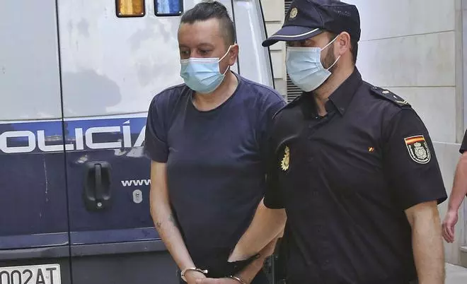 El acusado de asesinar a su familia: «Es posible que apuñalara a mi hermano»