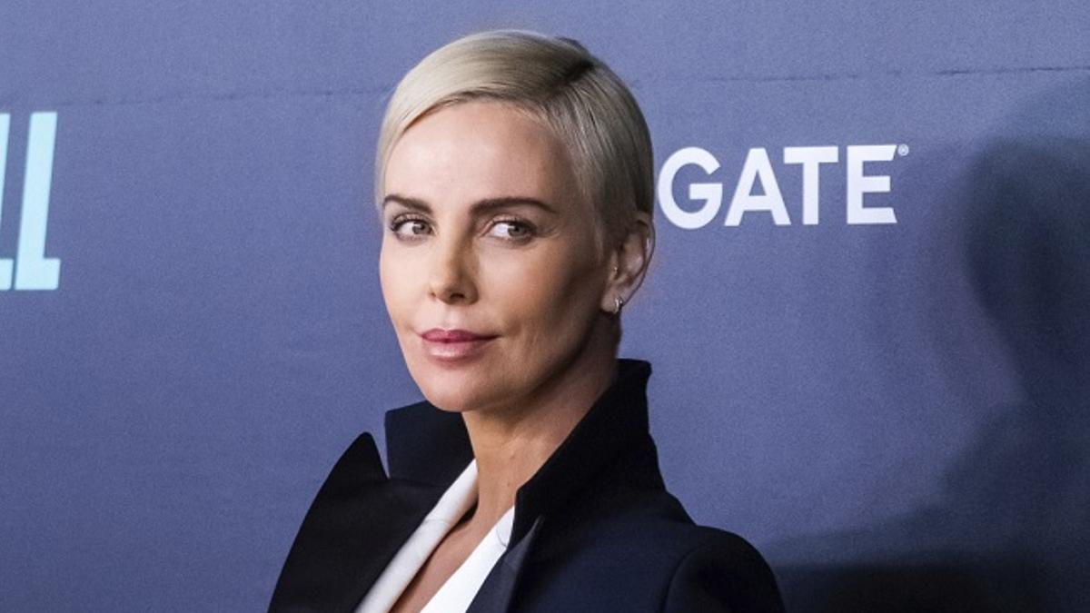 Charlize Theron hace del abrigo capa la prenda más versátil del invierno, perfecta para combinar hasta con un traje de pantalón en blanco