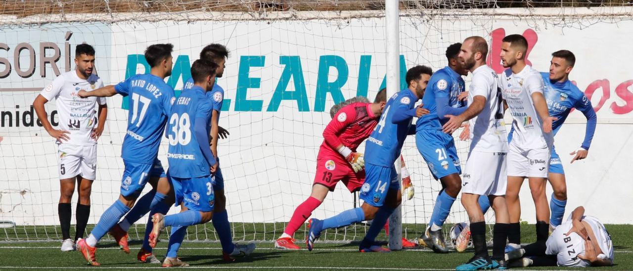 Instantánea que capta la celebración de los jugadores del Lleida Esportiu en la acción que supuso el 0-1, ante el desconcierto de la defensa de la Peña Deportiva. | JUAN A RIERA