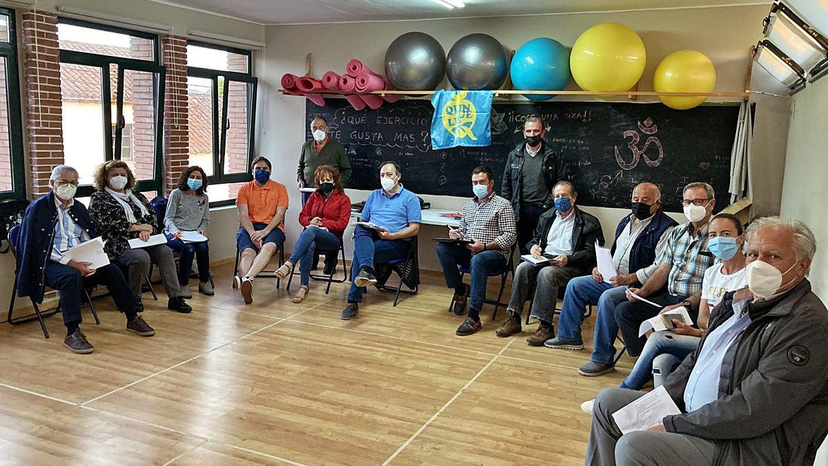 El Alcalde, en el centro, durante la reunión con el colectivo vecinal “San Clemente” de Quintueles. | R. P. T.