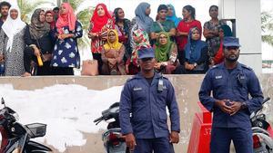 La policía maldiva junto a la sede del partido opositor MDP, tras la delcaración del estado de emergencia.