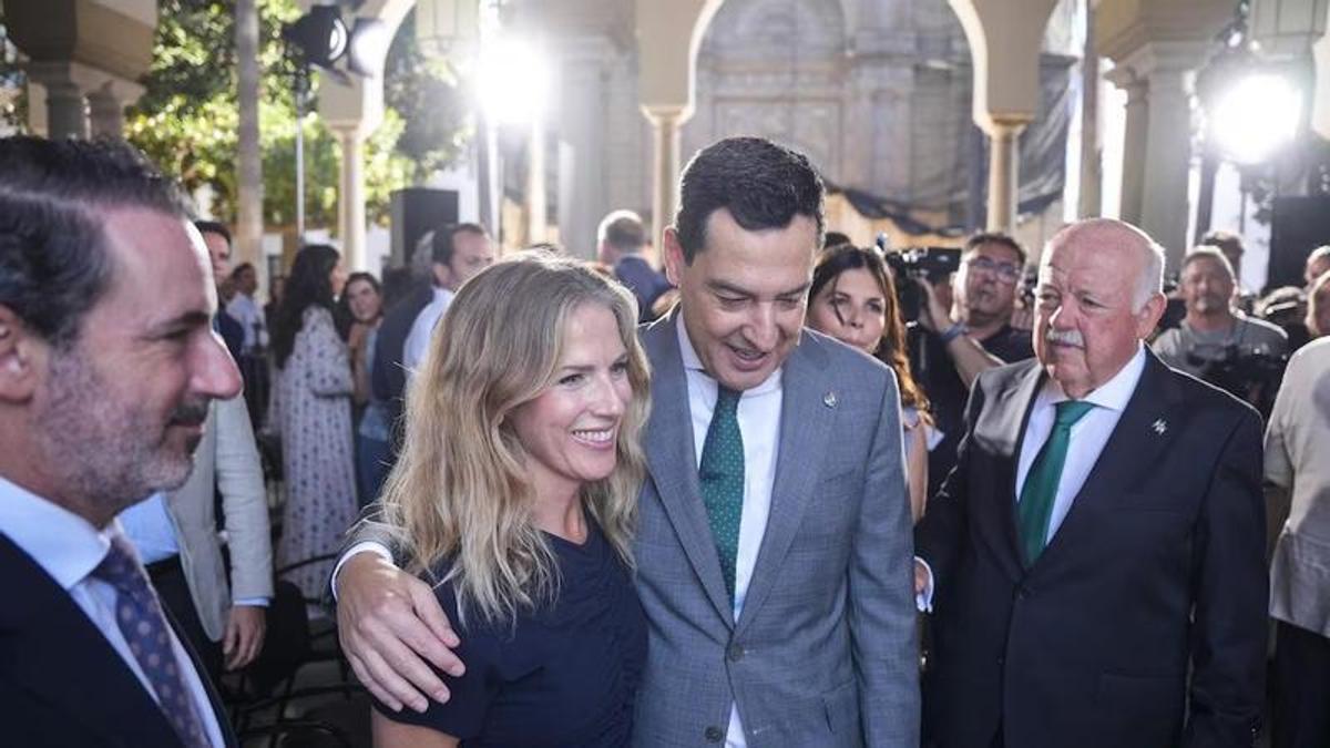 Moreno con la vicepresidenta primera del Parlamento, la popular Ana Mestre, durante el acto celebrado con motivo del homenaje a Blas Infante este lunes.